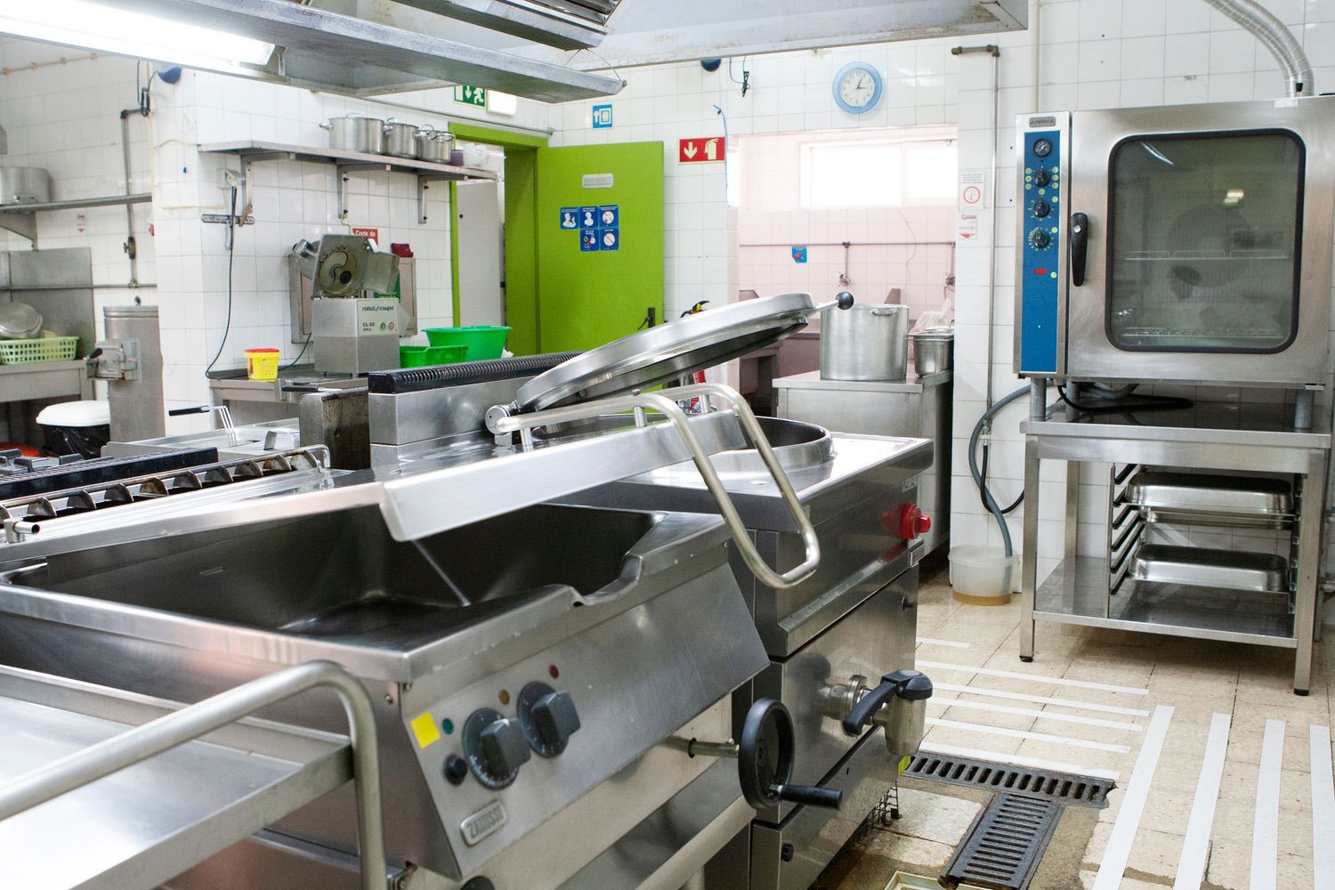 Rzut technologiczny zaplecza kuchennego z numeracją urządzeń